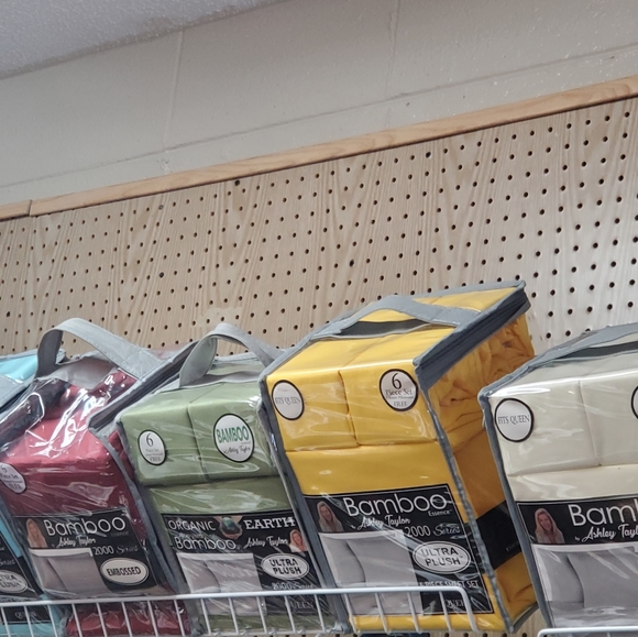 Clothes, purses, beanies, sheet sets - Picture 13 of 16